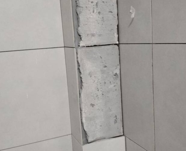 曾都瓷砖空鼓维修公司分享下瓷砖施工前基层浇水润湿程度不足，可能导致以下问题
