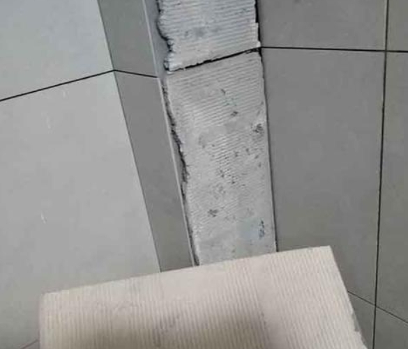 曾都瓷砖空鼓维修公司分享下厨房瓷砖脱落的补救措施。